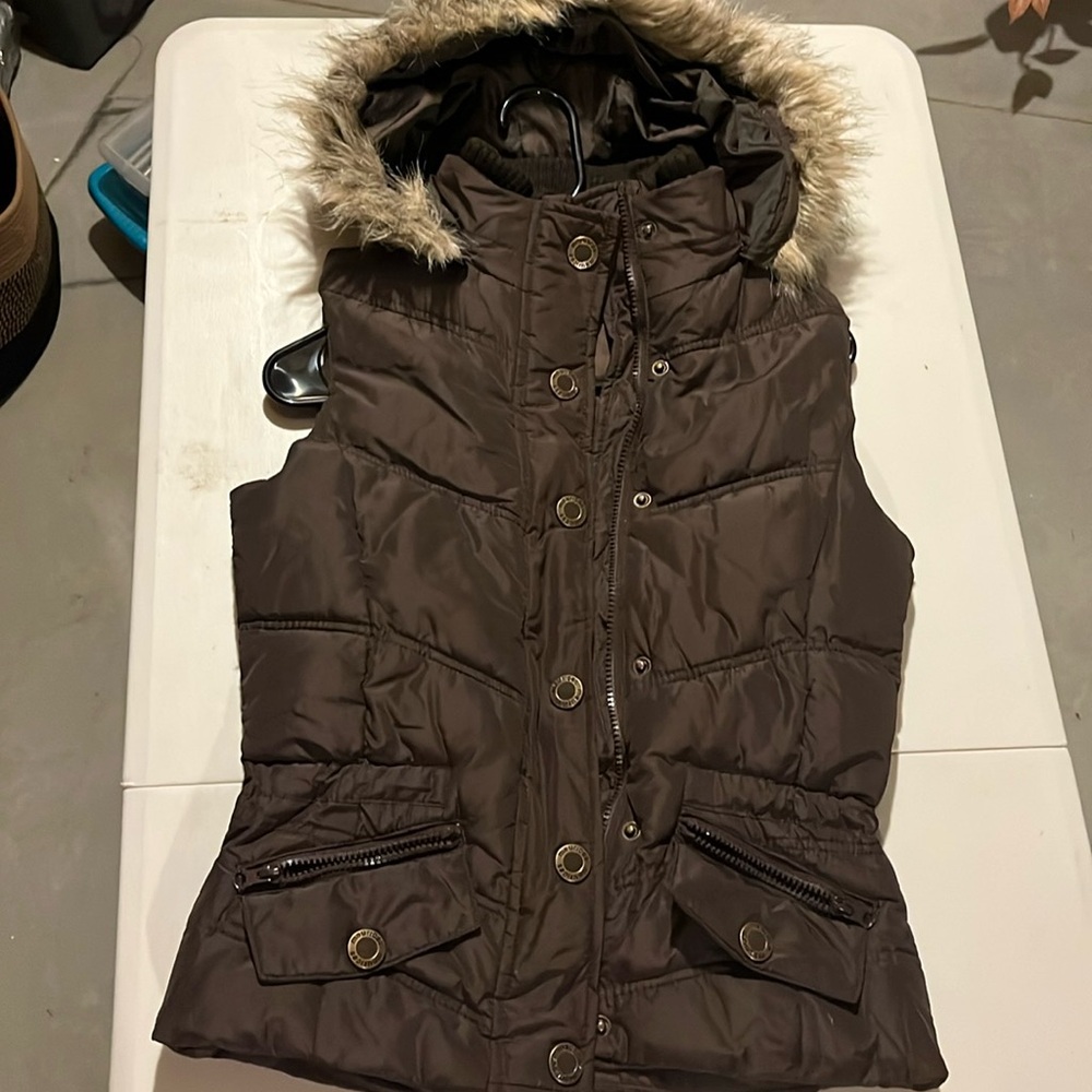 Puffer vest with removable hood